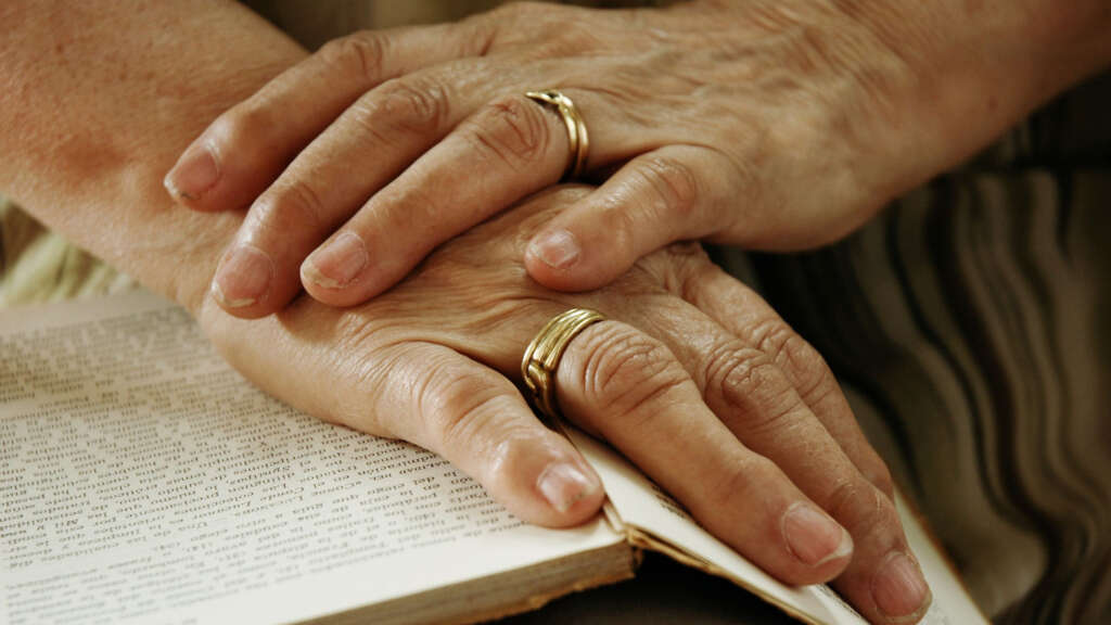 年配女性が指輪を付けてるイメージ