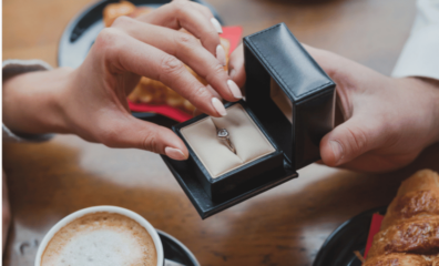 男性から女性に婚約指輪をプレゼント