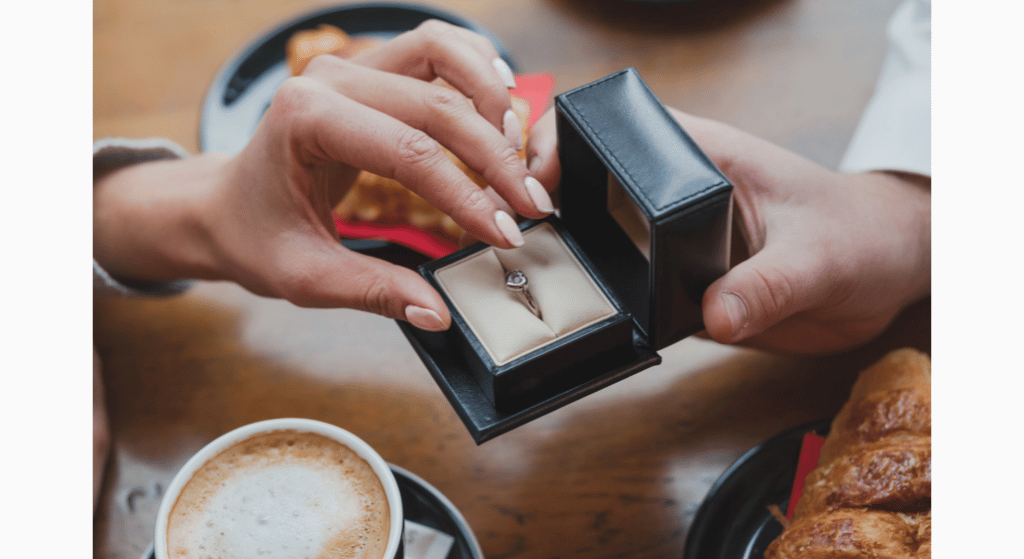 男性から女性に婚約指輪を贈るシーン