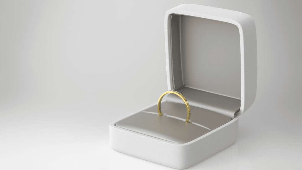 白いリングボックスに金色の婚約指輪