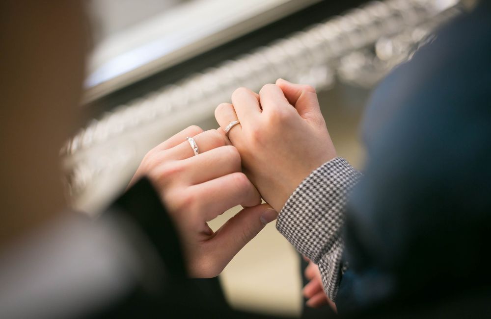 結婚指輪で後悔する理由とは?失敗例から学ぶ、後悔しないための全知識【完全版】