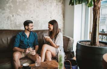 婚約指輪は彼女に相談すべき？サプライズとの違いや後悔しない選び方を徹底解説