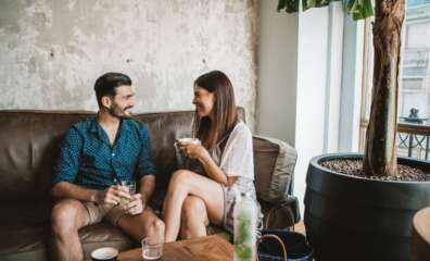 婚約指輪は彼女に相談すべき？サプライズとの違いや後悔しない選び方を徹底解説